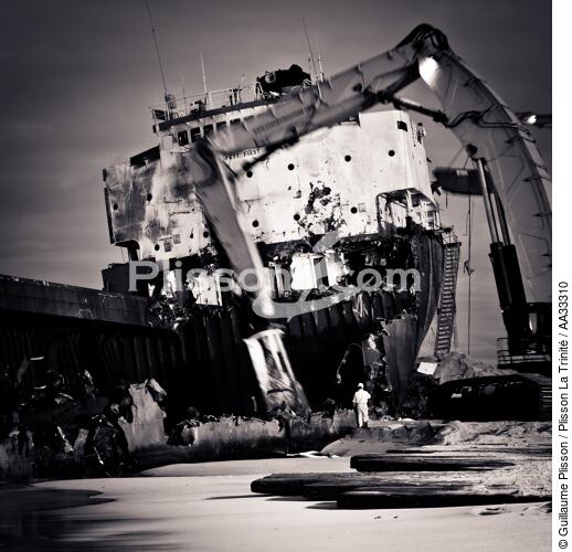 Déconstruction du cargo TK Bremen à Erdeven - © Guillaume Plisson / Plisson La Trinité / AA33310 - Nos reportages photos - Transport maritime