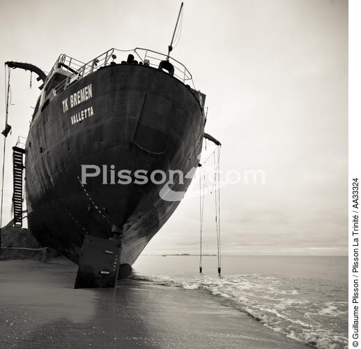 Déconstruction du cargo TK Bremen à Erdeven - © Guillaume Plisson / Plisson La Trinité / AA33324 - Nos reportages photos - Transport maritime