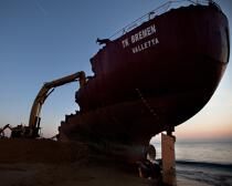 Déconstruction du cargo TK Bremen à Erdeven © Guillaume Plisson / Plisson La Trinité / AA33330 - Nos reportages photos - Transport maritime