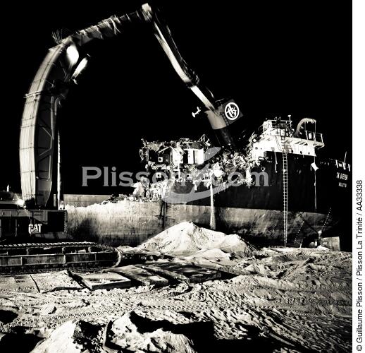 Déconstruction du cargo TK Bremen à Erdeven - © Guillaume Plisson / Plisson La Trinité / AA33338 - Nos reportages photos - L'esthétique du Chaos par Guillaume Plisson