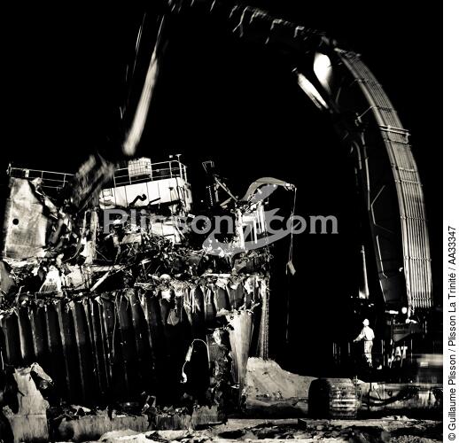 Déconstruction du cargo TK Bremen à Erdeven - © Guillaume Plisson / Plisson La Trinité / AA33347 - Nos reportages photos - Noir et blanc