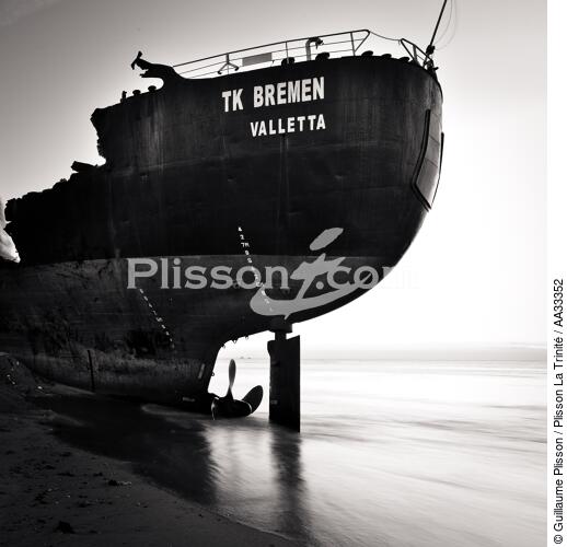 Déconstruction du cargo TK Bremen à Erdeven - © Guillaume Plisson / Plisson La Trinité / AA33352 - Nos reportages photos - La déconstruction du TK Bremen