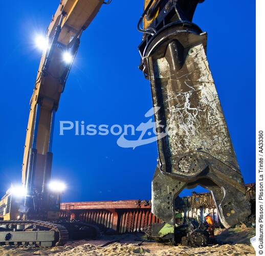 Déconstruction du cargo TK Bremen à Erdeven - © Guillaume Plisson / Plisson La Trinité / AA33360 - Nos reportages photos - Ville [56]
