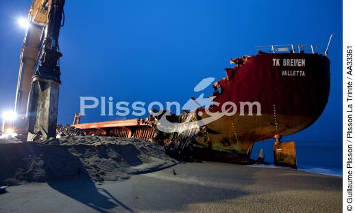 Déconstruction du cargo TK Bremen à Erdeven - © Guillaume Plisson / Plisson La Trinité / AA33361 - Nos reportages photos - Ville [56]