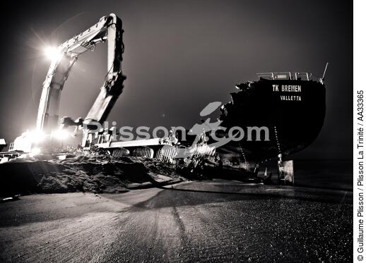 Déconstruction du cargo TK Bremen à Erdeven - © Guillaume Plisson / Plisson La Trinité / AA33365 - Nos reportages photos - Ville [56]