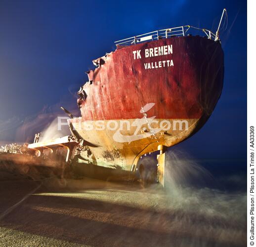 Déconstruction du cargo TK Bremen à Erdeven - © Guillaume Plisson / Plisson La Trinité / AA33369 - Nos reportages photos - Erdeven
