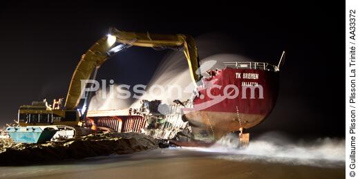 Déconstruction du cargo TK Bremen à Erdeven - © Guillaume Plisson / Plisson La Trinité / AA33372 - Nos reportages photos - Transport maritime