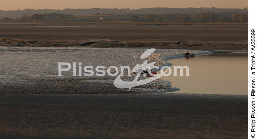 Mont-Saint-Michel bay tidal bore - © Philip Plisson / Plisson La Trinité / AA33399 - Photo Galleries - Kayak