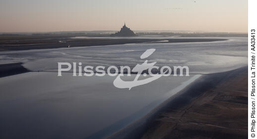 Mont-Saint-Michel bay tidal bore - © Philip Plisson / Plisson La Trinité / AA33413 - Photo Galleries - Mont-Saint-Michel