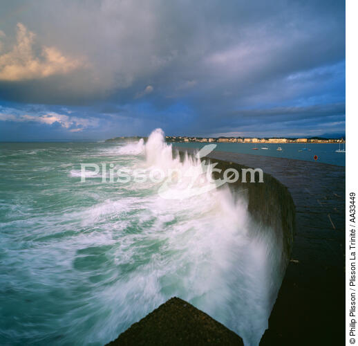 Brise lame de Socoa - © Philip Plisson / Plisson La Trinité / AA33449 - Nos reportages photos - Barrage