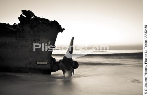 Fin du chantier de déconstruction du cargo TK Bremen sur la plage d'Erdeven - © Guillaume Plisson / Plisson La Trinité / AA33450 - Nos reportages photos - Elément d'un bateau