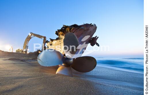 Fin du chantier de déconstruction du cargo TK Bremen sur la plage d'Erdeven - © Guillaume Plisson / Plisson La Trinité / AA33461 - Nos reportages photos - Pollution
