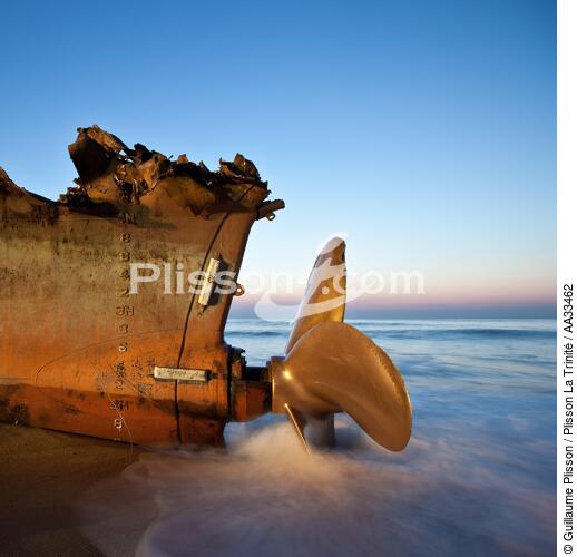 Fin du chantier de déconstruction du cargo TK Bremen sur la plage d'Erdeven - © Guillaume Plisson / Plisson La Trinité / AA33462 - Nos reportages photos - Ville [56]