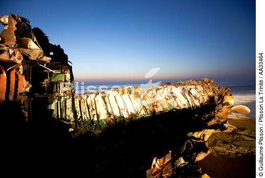 Fin du chantier de déconstruction du cargo TK Bremen sur la plage d'Erdeven - © Guillaume Plisson / Plisson La Trinité / AA33464 - Nos reportages photos - Ville [56]