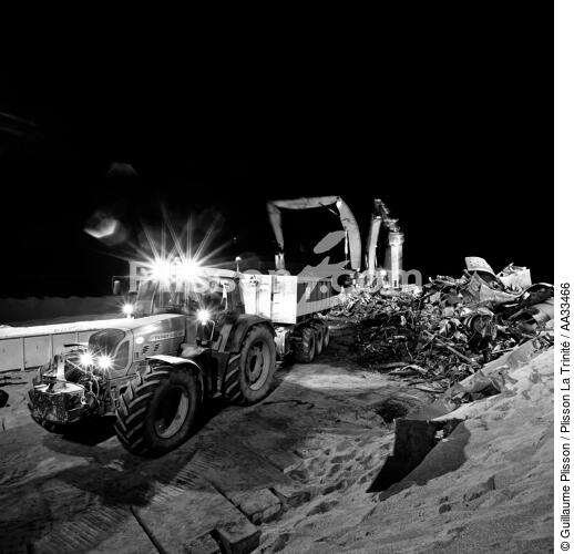 Fin du chantier de déconstruction du cargo TK Bremen sur la plage d'Erdeven - © Guillaume Plisson / Plisson La Trinité / AA33466 - Nos reportages photos - Format carré