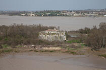 paté fort in front of Blaye © Philip Plisson / Plisson La Trinité / AA33527 - Photo Galleries - Gironde