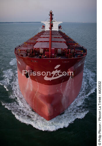 Cargo en sortie de Loire - © Philip Plisson / Plisson La Trinité / AA33532 - Nos reportages photos - Transport maritime