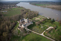 Château de Vayres on the Dordogne river © Philip Plisson / Plisson La Trinité / AA33536 - Photo Galleries - Castle