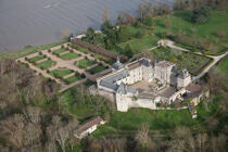 Château de Vayres on the Dordogne river © Philip Plisson / Plisson La Trinité / AA33537 - Photo Galleries - Castle