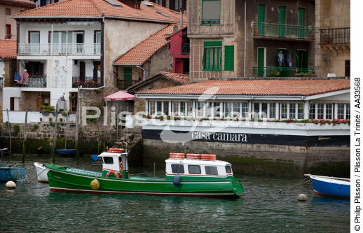Dans le goulet de Pasajes - © Philip Plisson / Plisson La Trinité / AA33568 - Nos reportages photos - Pays Basque