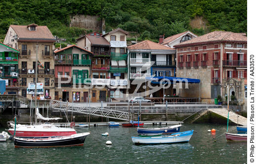 Dans le goulet de Pasajes - © Philip Plisson / Plisson La Trinité / AA33570 - Nos reportages photos - Pays Basque