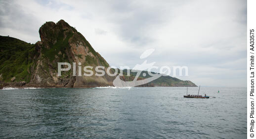 Pasajes port entrance - © Philip Plisson / Plisson La Trinité / AA33575 - Photo Galleries - Basque Country [The]