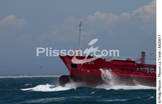 Fronting the swell - © Philip Plisson / Plisson La Trinité / AA33611 - Photo Galleries - Tanker carrying chemicals