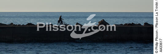 Faro island - © Philip Plisson / Plisson La Trinité / AA33617 - Photo Galleries - Cycling