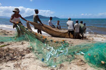 Senne sur la plage de Moroantsetra © Philip Plisson / Plisson La Trinité / AA33883 - Nos reportages photos - Filet de pêche