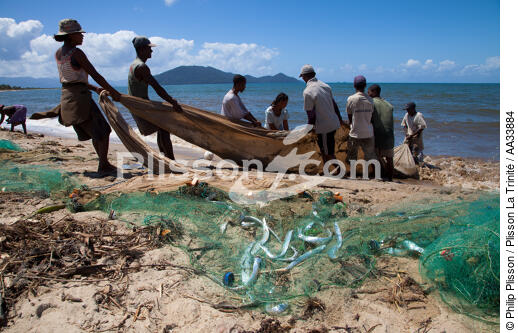 Senne sur la plage de Moroantsetra - © Philip Plisson / Plisson La Trinité / AA33884 - Nos reportages photos - Pêche