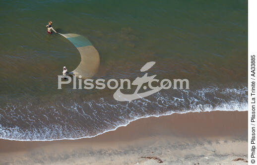 Senne sur la plage de Moroantsetra - © Philip Plisson / Plisson La Trinité / AA33885 - Nos reportages photos - Pêche