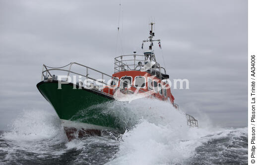Lifeboat from Sein island - © Philip Plisson / Plisson La Trinité / AA34006 - Photo Galleries - Finistère
