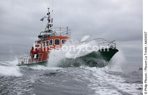 Lifeboat from Sein island - © Philip Plisson / Plisson La Trinité / AA34007 - Photo Galleries - Lifeboat society
