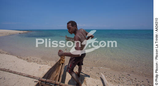 Ambariotelo islet - © Philip Plisson / Plisson La Trinité / AA34310 - Photo Galleries - Man