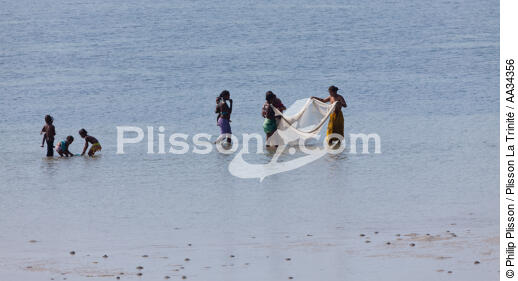 Nosy Be, pêche a la crevette. - © Philip Plisson / Plisson La Trinité / AA34356 - Nos reportages photos - Pêcheur