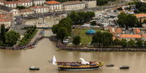 After 15 years of construction, Hermione made her first outing on the Charente before 50,000 spectators. [AT] © Philip Plisson / Plisson La Trinité / AA34902 - Photo Galleries - Rochefort