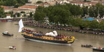 After 15 years of construction, Hermione made her first outing on the Charente before 50,000 spectators. [AT] © Philip Plisson / Plisson La Trinité / AA34904 - Photo Galleries - Rochefort