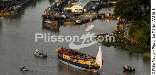 After 15 years of construction, Hermione made her first outing on the Charente before 50,000 spectators. [AT] - © Philip Plisson / Plisson La Trinité / AA34918 - Photo Galleries - Poitou-Charentes