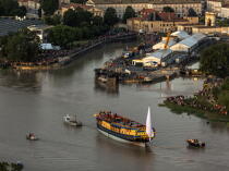 After 15 years of construction, Hermione made her first outing on the Charente before 50,000 spectators. [AT] © Philip Plisson / Plisson La Trinité / AA34919 - Photo Galleries - Poitou-Charentes