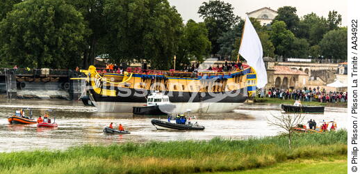 After 15 years of construction, Hermione made her first outing on the Charente before 50,000 spectators. [AT] - © Philip Plisson / Plisson La Trinité / AA34922 - Photo Galleries - Rochefort