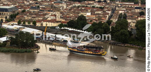 After 15 years of construction, Hermione made her first outing on the Charente before 50,000 spectators. [AT] - © Philip Plisson / Plisson La Trinité / AA34926 - Photo Galleries - Rochefort