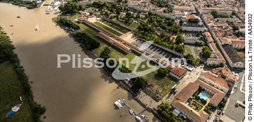 After 15 years of construction, Hermione made her first outing on the Charente before 50,000 spectators. [AT] - © Philip Plisson / Plisson La Trinité / AA34932 - Photo Galleries - Rochefort