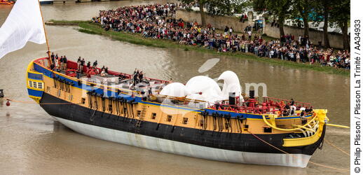 After 15 years of construction, Hermione made her first outing on the Charente before 50,000 spectators. [AT] - © Philip Plisson / Plisson La Trinité / AA34933 - Photo Galleries - Rochefort