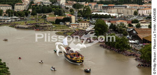 After 15 years of construction, Hermione made her first outing on the Charente before 50,000 spectators. [AT] - © Philip Plisson / Plisson La Trinité / AA34938 - Photo Galleries - Rochefort