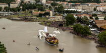 After 15 years of construction, Hermione made her first outing on the Charente before 50,000 spectators. [AT] © Philip Plisson / Plisson La Trinité / AA34938 - Photo Galleries - Poitou-Charentes