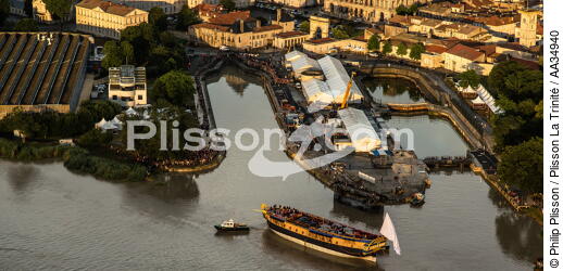 After 15 years of construction, Hermione made her first outing on the Charente before 50,000 spectators. [AT] - © Philip Plisson / Plisson La Trinité / AA34940 - Photo Galleries - Town [17]