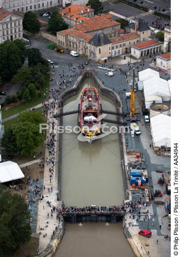 After 15 years of construction, Hermione made her first outing on the Charente before 50,000 spectators. [AT] - © Philip Plisson / Plisson La Trinité / AA34944 - Photo Galleries - Charente Maritime