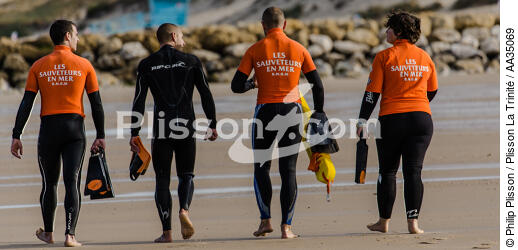 The lifeguards on the beach in Gironde - © Philip Plisson / Plisson La Trinité / AA35069 - Photo Galleries - Sea rescuer