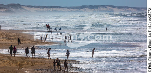 The lifeguards on the beach in Gironde - © Philip Plisson / Plisson La Trinité / AA35072 - Photo Galleries - People