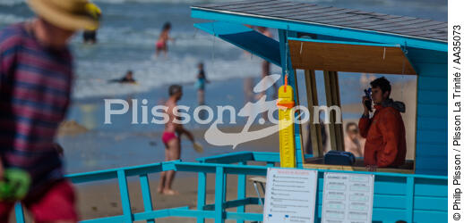 The lifeguards on the beach in Gironde - © Philip Plisson / Plisson La Trinité / AA35073 - Photo Galleries - People